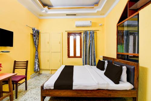 A bed or beds in a room at OYO Joy Ma Kali Guest House