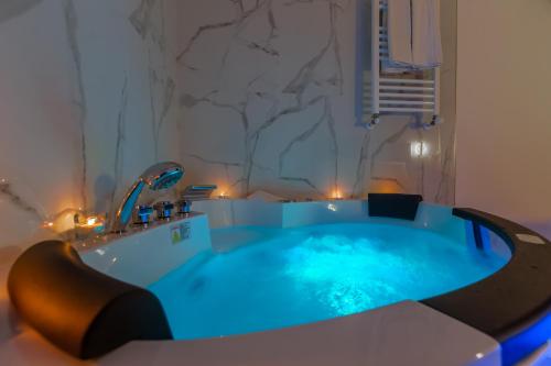 ローマにあるMiss Suiteのバスルーム(青い照明付)のジャクジータブ