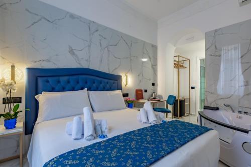 1 Schlafzimmer mit einem blauen und weißen Bett und einem Badezimmer in der Unterkunft Miss Suite in Rom