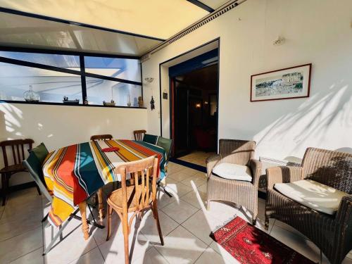 Cette chambre dispose d'une table, de chaises et d'un balcon. dans l'établissement Maison 4P, 95m², cœur de Quiberon, proche plage, jardin sud, WIFI, 8 pers - FR-1-478-278, à Quiberon