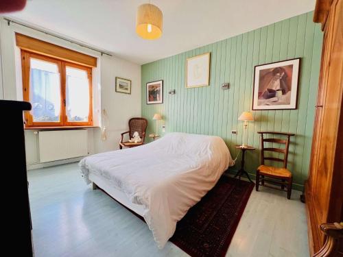 a bedroom with a bed and two chairs and a window at Maison 4P, 95m², cœur de Quiberon, proche plage, jardin sud, WIFI, 8 pers - FR-1-478-278 in Quiberon