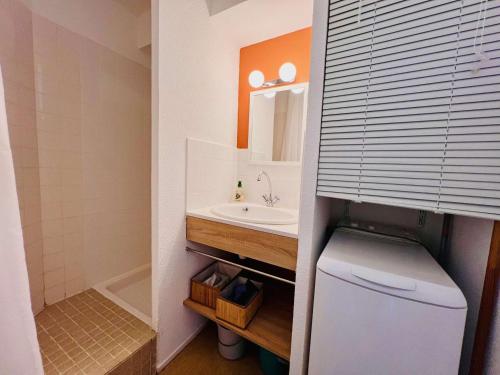 une petite salle de bain avec un lavabo et des toilettes dans l'établissement Appartement T2 à Quiberon - 40m² avec Piscine, Tennis et Parking Privé, proche Plage et Commerces - FR-1-478-281, à Quiberon