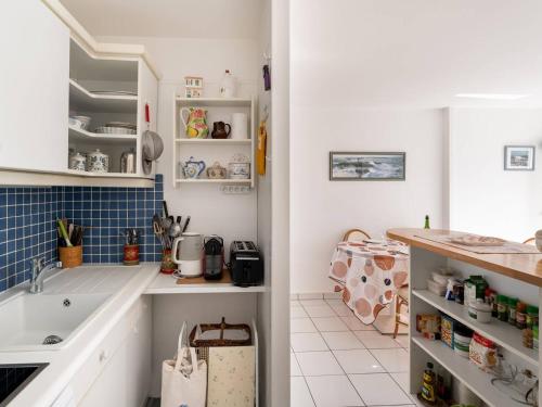 une petite cuisine avec un évier et un comptoir dans l'établissement Carnac: Appartement 3P avec Piscine Chauffée, Terrasse et Parking, à 1 km de la Plage - FR-1-477-245, à Carnac