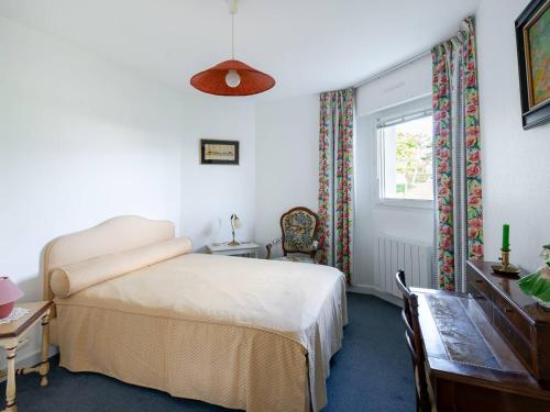 une chambre avec un lit et une fenêtre dans l'établissement Carnac: Appartement 3P avec Piscine Chauffée, Terrasse et Parking, à 1 km de la Plage - FR-1-477-245, à Carnac