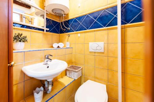 Ένα μπάνιο στο Apartment Jolli