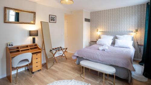 une chambre avec un lit, un bureau et des chaises dans l'établissement Champagne en Terrasse - Elégant et Discret, à Troyes