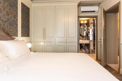 a bedroom with a white bed and a closet at Hotel Palazzina Sardi in Venice