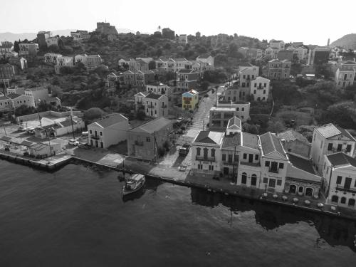 une photo en noir et blanc d'une ville au bord de l'eau dans l'établissement Alexandros, à Megísti