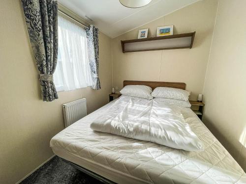 Giường trong phòng chung tại Lovely 6 Berth, Dog Friendly Caravan For Hire In Norfolk Ref 50011ae