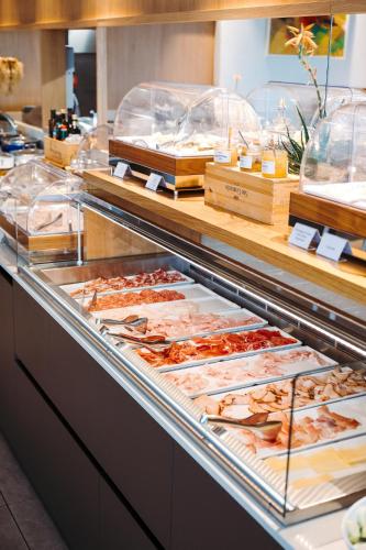 a display case with many different types of seafood at THE ONE CAORLE - Hotel & Apartments in Caorle