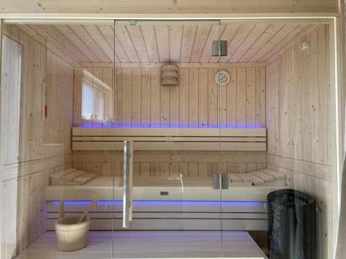 Habitación con paredes de madera y baño con bañera. en Ferienwohnung Steuerbord, en Kalifornien