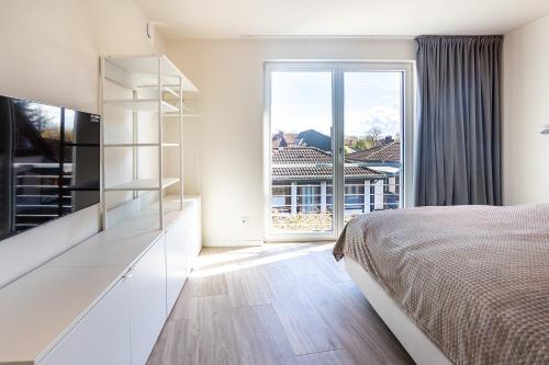 1 dormitorio con cama y ventana grande en Ferienwohnung Steuerbord, en Kalifornien