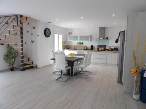 une cuisine et une salle à manger avec une table et des chaises dans l'établissement St Cyprien Charmante maison proche du port et des plages, à Saint-Cyprien