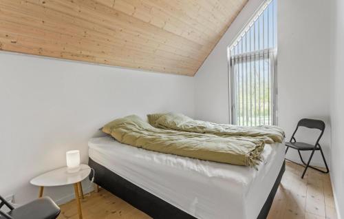 Postel nebo postele na pokoji v ubytování Lovely Home In Stubbekbing With Kitchen