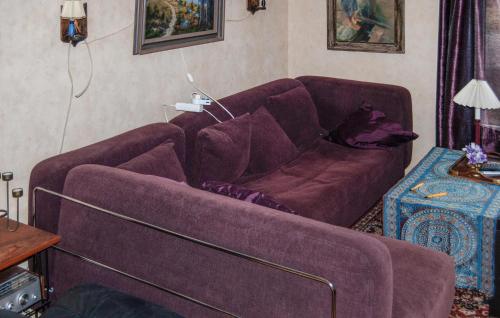 - un salon avec un canapé violet et une table dans l'établissement 4 Bedroom Nice Home In Mrbylnga, à Mörbylånga