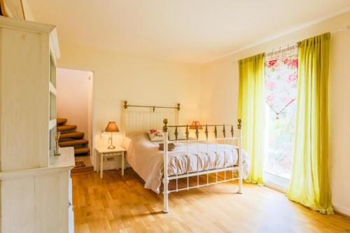 une chambre avec un lit et une grande fenêtre dans l'établissement LOU MAS SOUBRAN VI2083 by RIVIERA HOLIDAY HOMES, à Nice