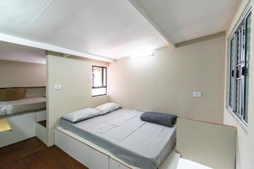 a small room with a bed and a window at 54 LOFT quadruplo · LOFT, apartamento, pousada perto Sao Paulo EXPO in São Paulo