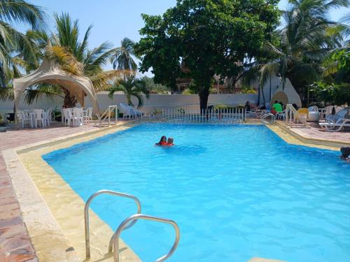 Hotel Tropical Innの敷地内または近くにあるプール