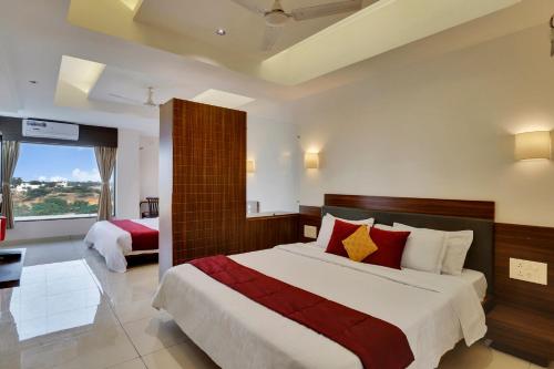 Postel nebo postele na pokoji v ubytování Goverdhan Greens Resort Dwarka l Hotels In Dwarka