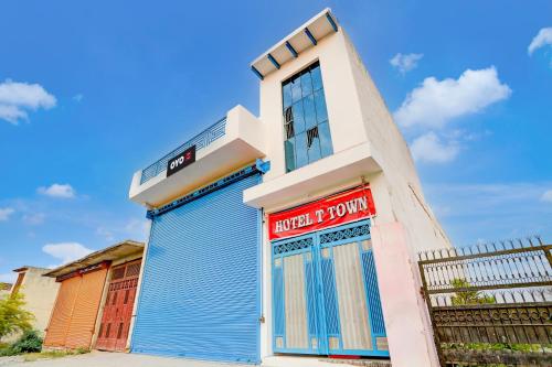 BulandshahrにあるSPOT ON Hotel T Townの赤い看板の青い建物
