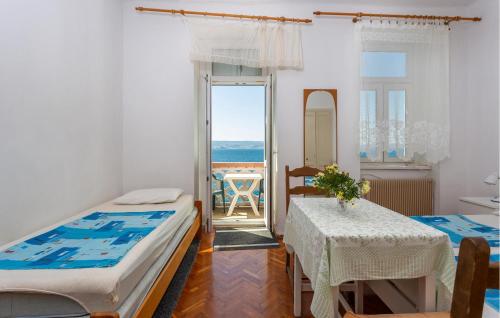 2 Bedroom Cozy Apartment In Novi Vinodolski