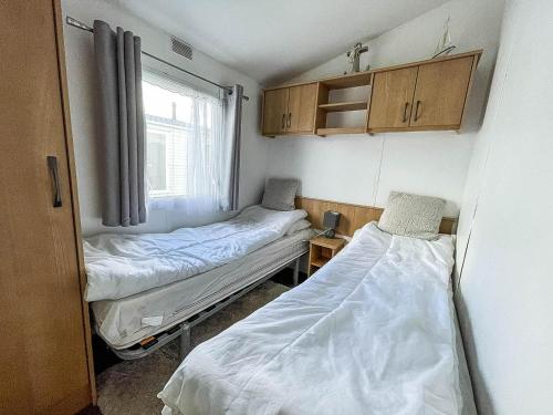 Легло или легла в стая в Great 8 Berth Caravan With Wifi At Dovercourt Holiday Park In Essex Ref 44003c