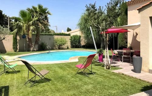 a yard with chairs and a swimming pool at La Villa De Sévigné in Rognonas