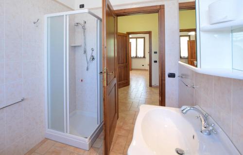 een badkamer met een douche en een wastafel bij 2 Bedroom Nice Home In Porchiano in Porchiano