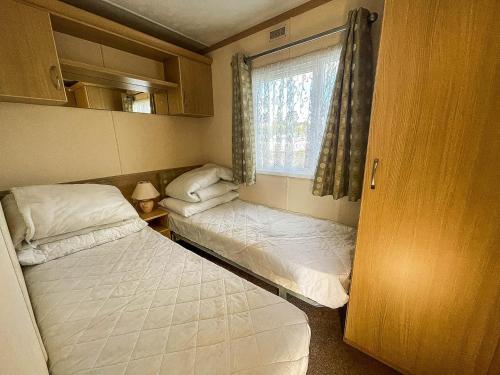 Ліжко або ліжка в номері Ref 40035nd - Superb Caravan With Decking Free Wifi At North Denes Holiday Park