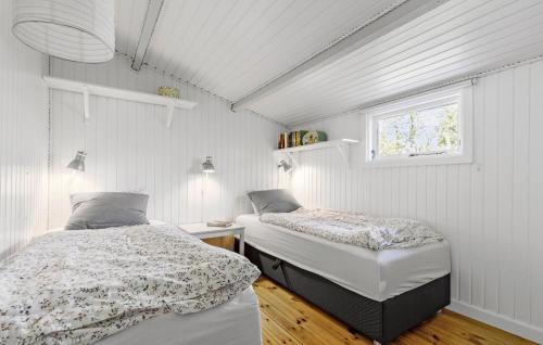 sypialnia z 2 łóżkami i oknem w obiekcie Awesome Home In Jgerspris With Kitchen w mieście Jægerspris