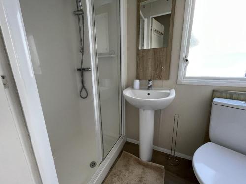 a bathroom with a shower and a sink at Wonderful 8 Berth Caravan With Wi-fi And Decking At Seawick, Ref 27023sw in Clacton-on-Sea