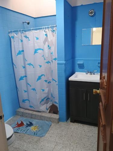 un bagno con tenda da doccia con delfini di La casa de Fonrouge a Guadalajara