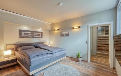1 dormitorio con 1 cama grande y una escalera en Ferienwohnung In Luxusvilla, 