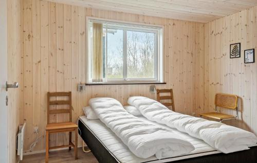 Cette chambre comprend un grand lit et une fenêtre. dans l'établissement Stunning Home In Vinderup With Kitchen, à Vinderup