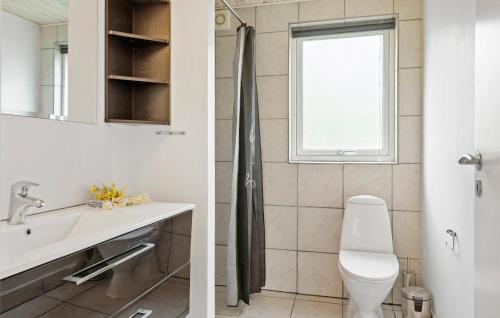 La salle de bains est pourvue de toilettes, d'un lavabo et d'une fenêtre. dans l'établissement Stunning Home In Vinderup With Kitchen, à Vinderup
