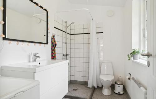 Et badeværelse på Awesome Home In Frederiksvrk With Kitchen