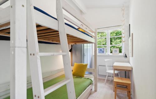 Dviaukštė lova arba lovos apgyvendinimo įstaigoje Awesome Home In Frederiksvrk With Kitchen