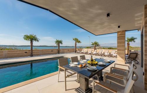 プリヴラカにあるAwesome Home In Privlaka With Kitchenのダイニングルーム(テーブル付)、スイミングプール