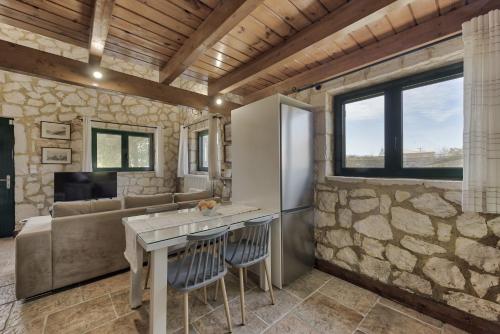 Gallery image of Woodstone Cottage in Alikanas