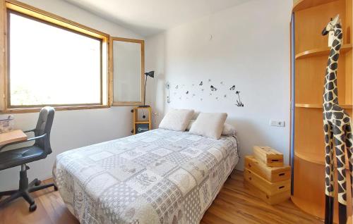 Schlafzimmer mit einem Bett, einem Schreibtisch und einem Fenster in der Unterkunft Stunning Home In Benicasim With Kitchen in Benicàssim