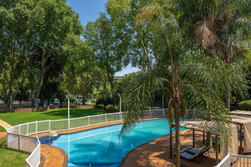 Holiday Inn - Johannesburg Sunnyside Park by IHGの敷地内または近くにあるプール