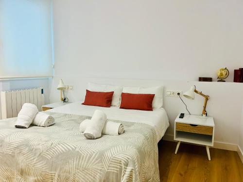 dos camas sentadas una al lado de la otra en un dormitorio en Sagues Beach Apartment, en San Sebastián