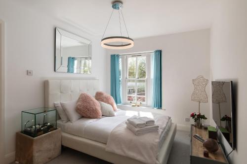 um quarto branco com uma cama e uma janela em Superb 1bed flat in Maida Vale em Londres