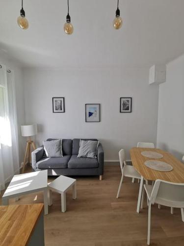 un salon avec un canapé et une table dans l'établissement Sources bas chambre climatisation, à Avignon