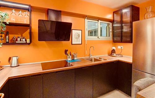 une cuisine avec un évier et un réfrigérateur dans l'établissement Appartement Nice Palais de la Méditerranée, à Nice