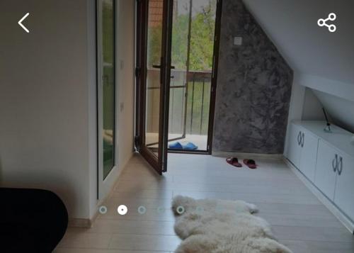 um urso de peluche deitado no chão num quarto em La Ani și Vasile em Năvodari