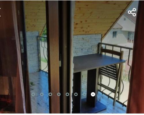eine offene Tür mit einem Tisch auf dem Balkon in der Unterkunft La Ani și Vasile in Năvodari