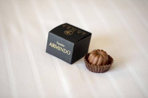 a box and a cupcake on a table at James Boutique Hôtel Colmar centre in Colmar