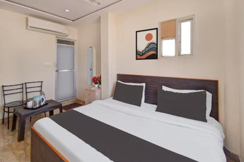 um quarto com uma cama grande e uma secretária em OYO Samrat P Guest House em Jaipur
