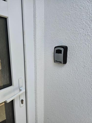 a door with a tv on the side of a building at Apartment Hajdi in Podstrana